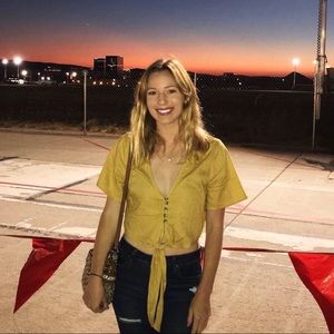 Meet your Posher, Elise